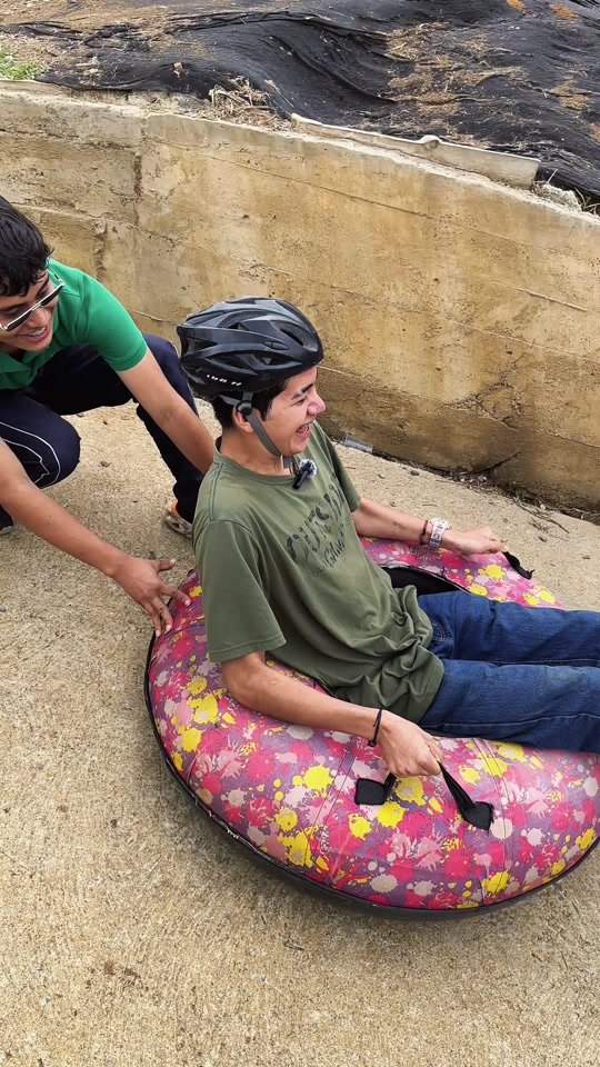 Emoción en el tobogán de Alejandría — tubo y casco para la aventura