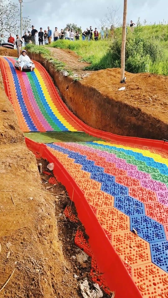 Tobogán de colores de Alejandría visto desde arriba con visitantes